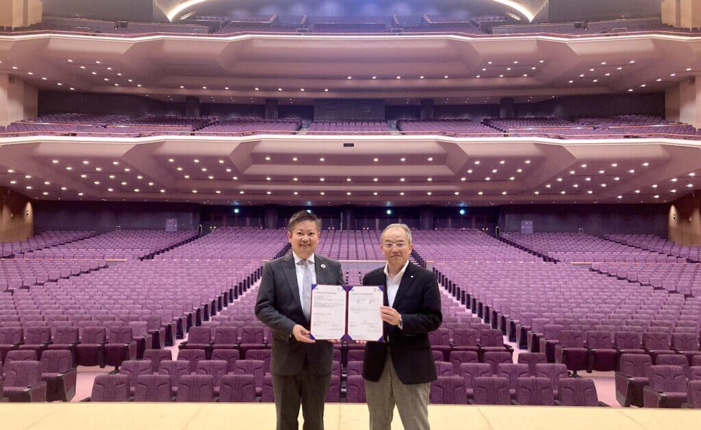 認証授与式(左から)BSIグループジャパン㈱ 代表取締役社長 漆原 将樹氏、パシフィコ横浜 代表取締役社長 林 琢己