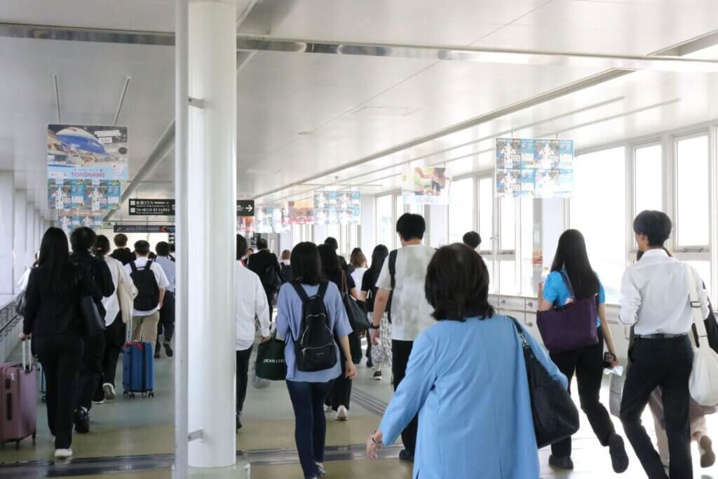 連絡橋は十分な広さがあります
