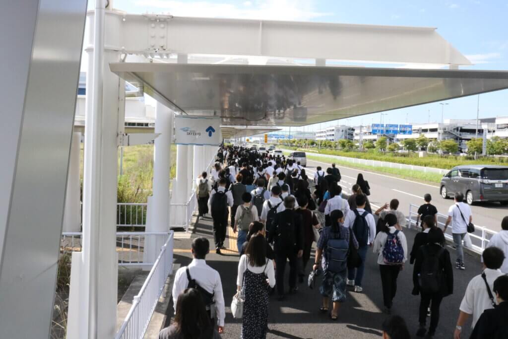 会場に向かう人の様子