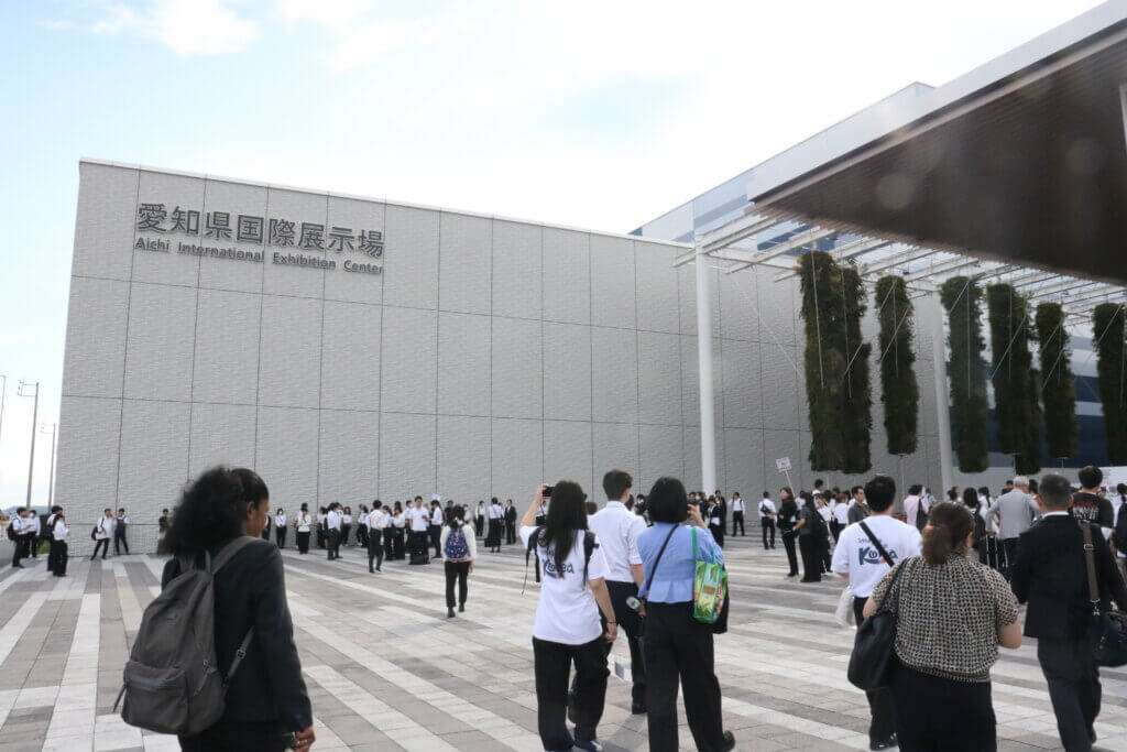 同じ服装の方が集合しているように見えますね