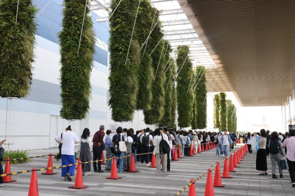 岩田剛典さんスペシャルトークイベントのため、すでに会場内外には200名前後が並んでいました。