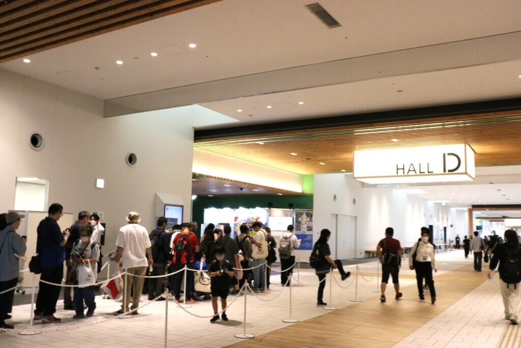 展示ホール前の待機列