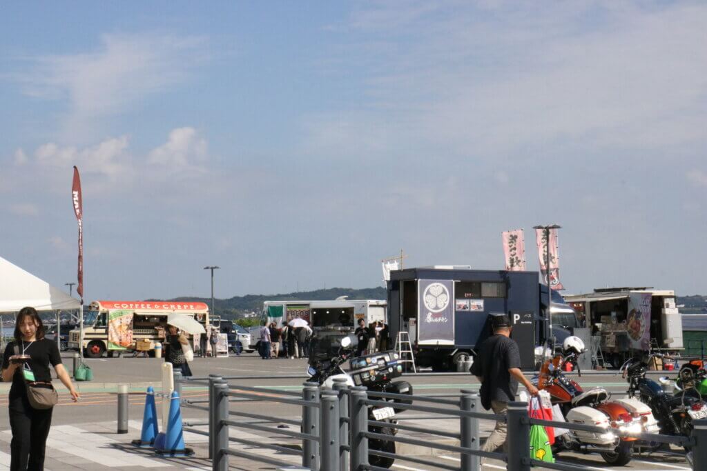 屋外に7台のキッチンカー