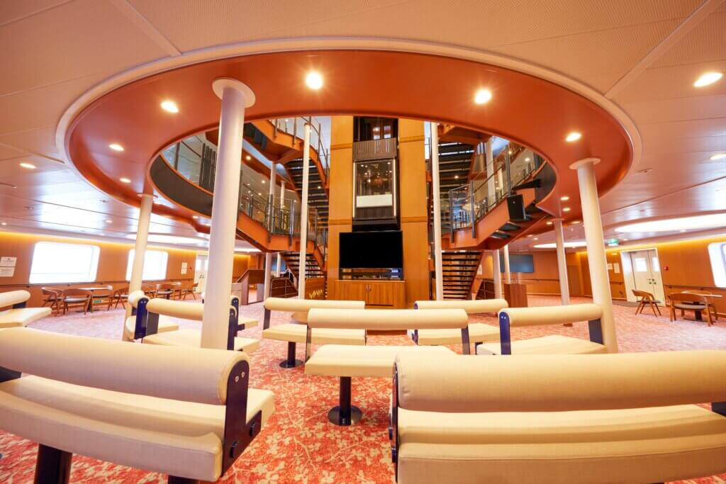 ３層吹き抜けのエントランス