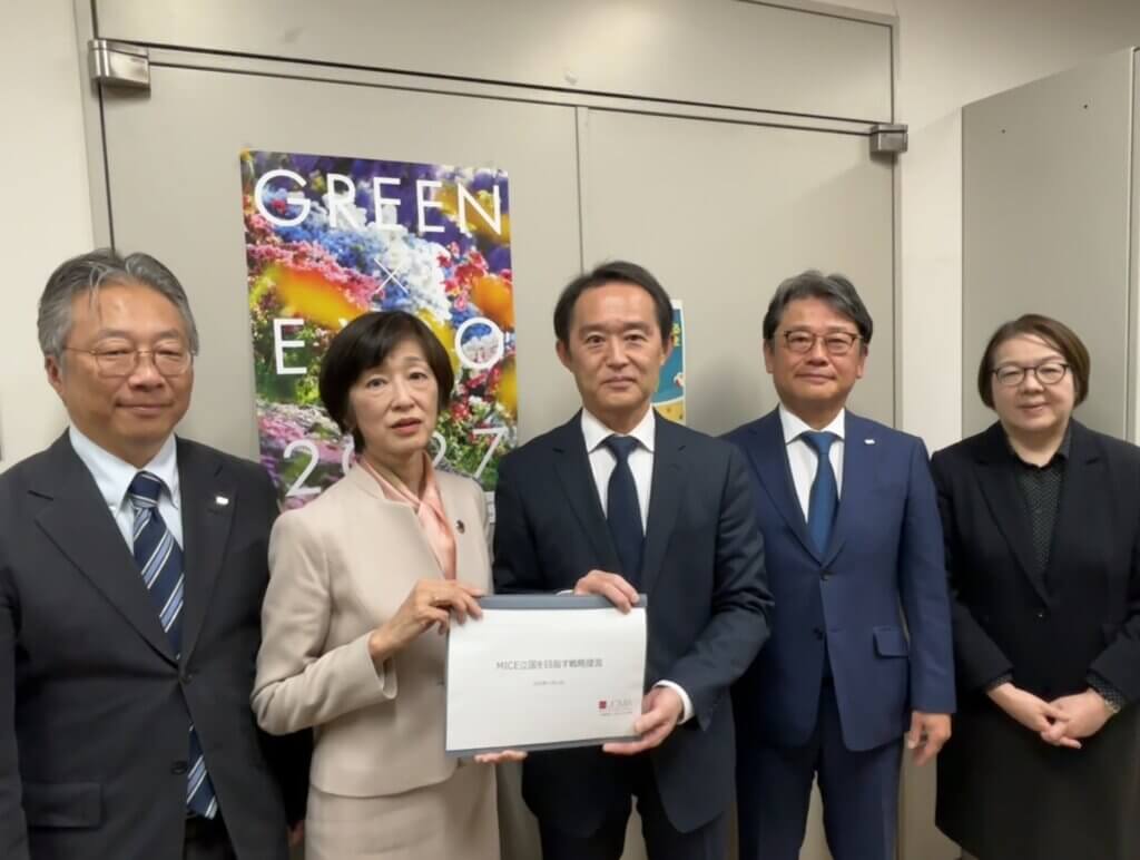 (左から)JCMA 松田理事、武内代表理事、観光庁中野国際観光部長、近浪 副代表理事、小島理事