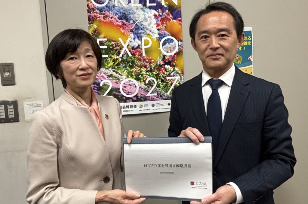提言手交するJCMA 武内代表理事、観光庁中野国際観光部長