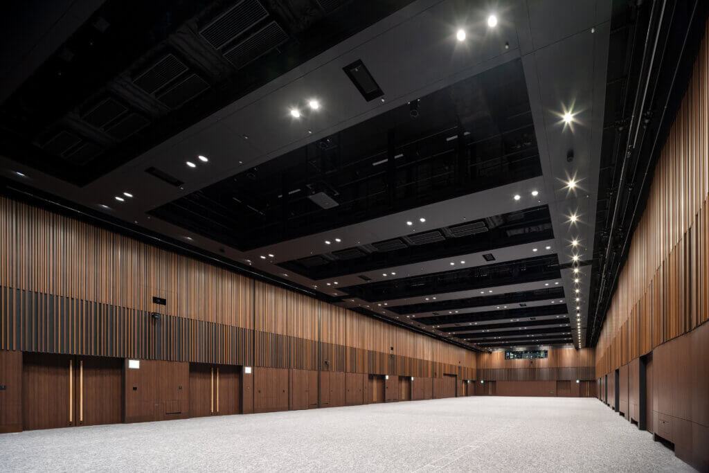 TO YAESU HALL部屋内