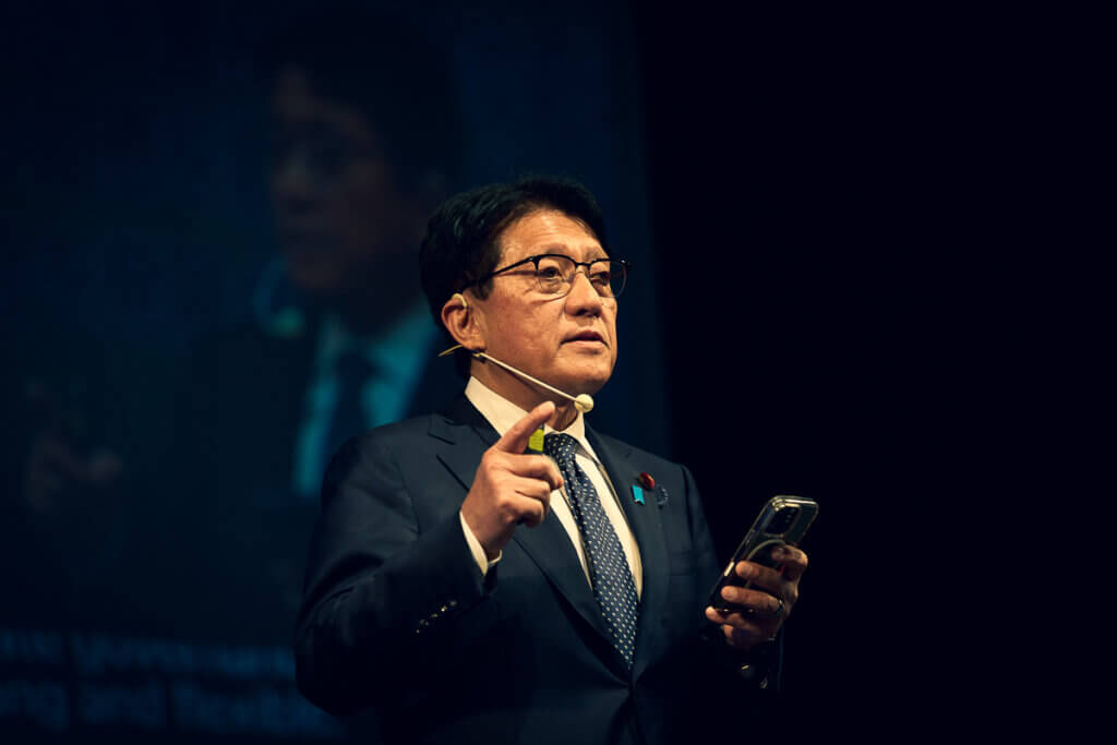 デジタル社会推進本部長 平井 卓也