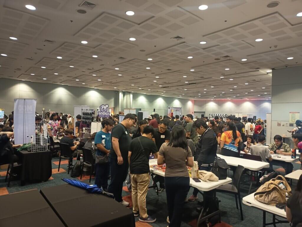 アジア発のゲームを体験する多くの来場者で賑わう展示フロア