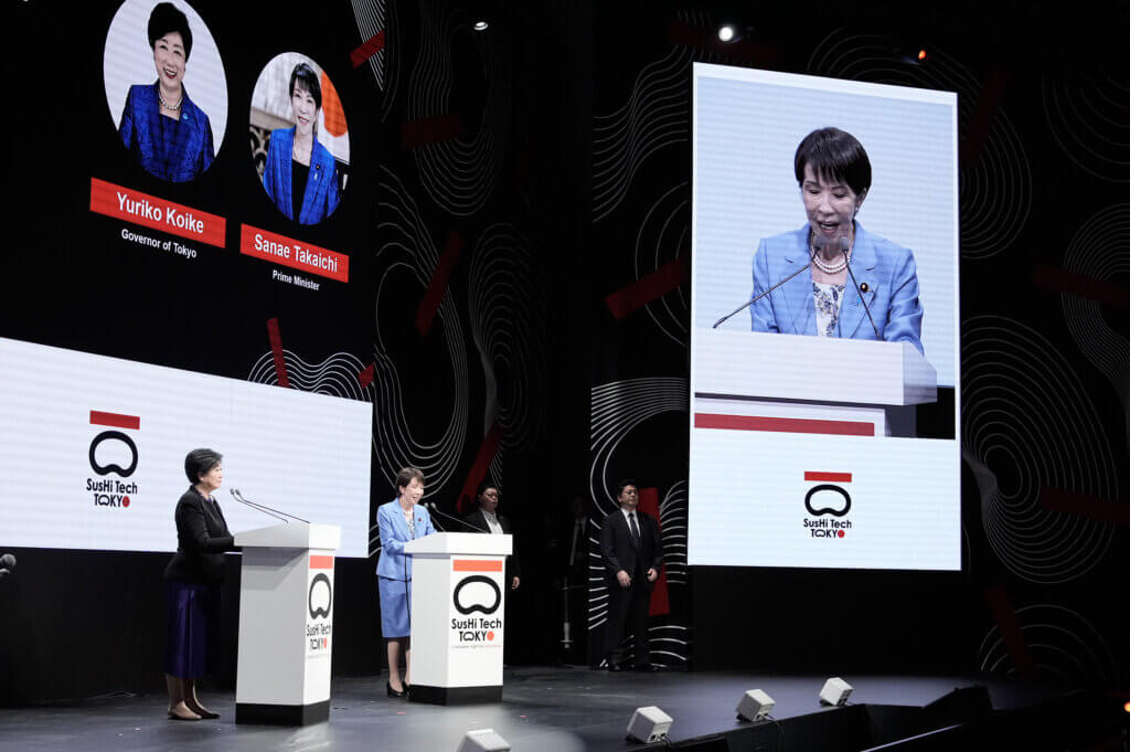 登壇する高市総理と小池東京都知事（運営提供）