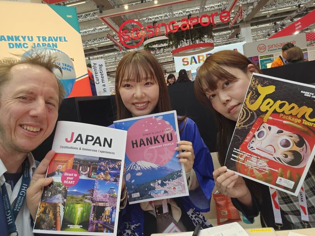 Hankyu Travel DMC Japanブースにて。「ただいま商談中」の札が3日間の密度を物語る