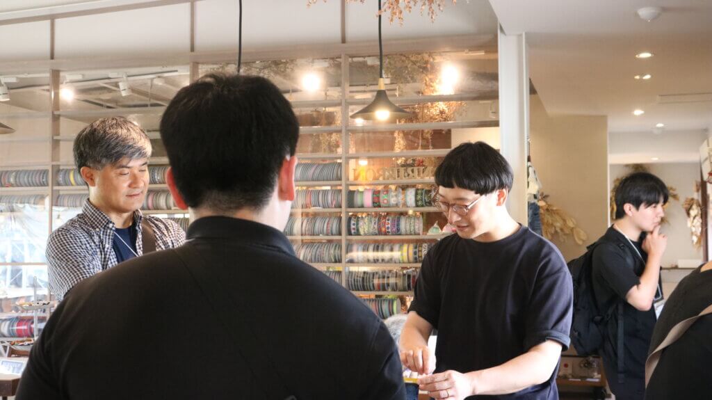 工場長の松川享正氏（右側）と参加者の様子