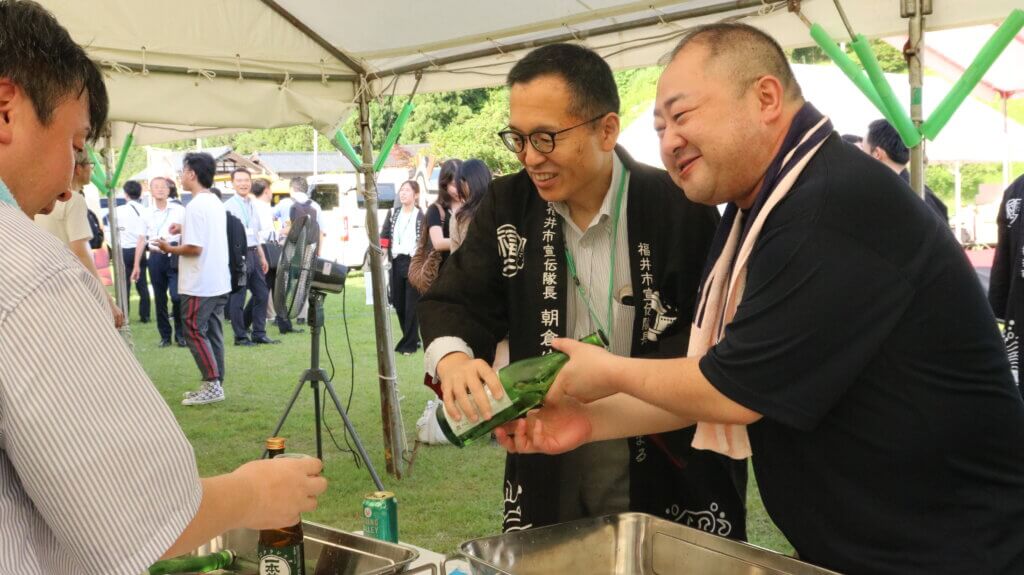キッチンカーは食べ放題、ドリンクは飲み放題です。福井の地酒は、荒木副市長から振る舞われました。