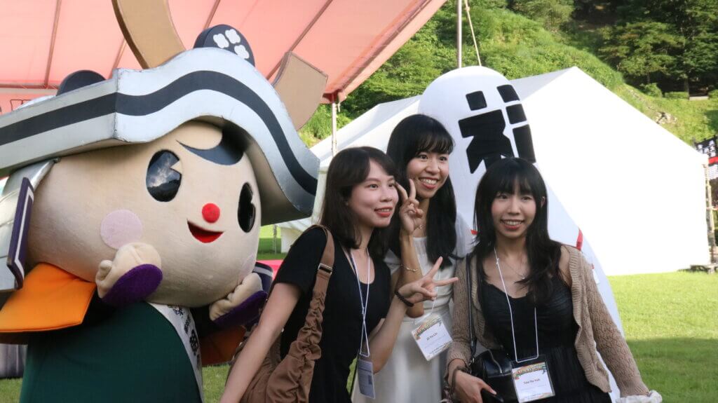 「朝倉ゆめまる」と「福いいネ！くん」と記念撮影