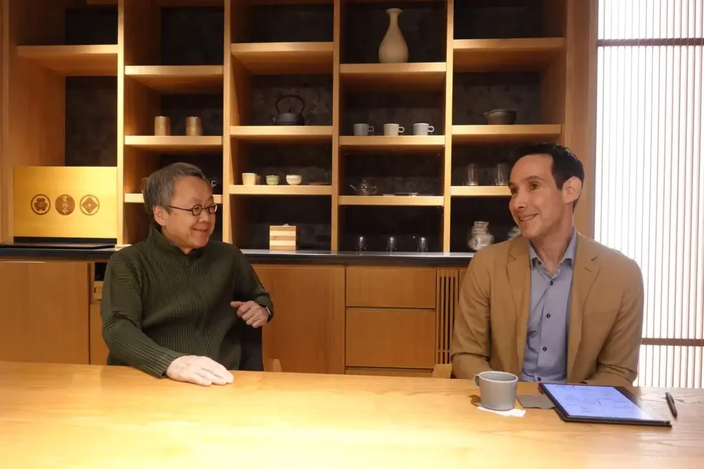 星野リゾート代表の星野佳路氏とアゴダCEOのオムリ・モルゲンシュテルン氏