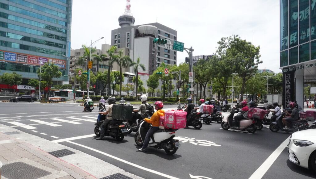 信号待ちにはバイク用のスペースが作られていました。どこに行ってもスクーターを見かけました。