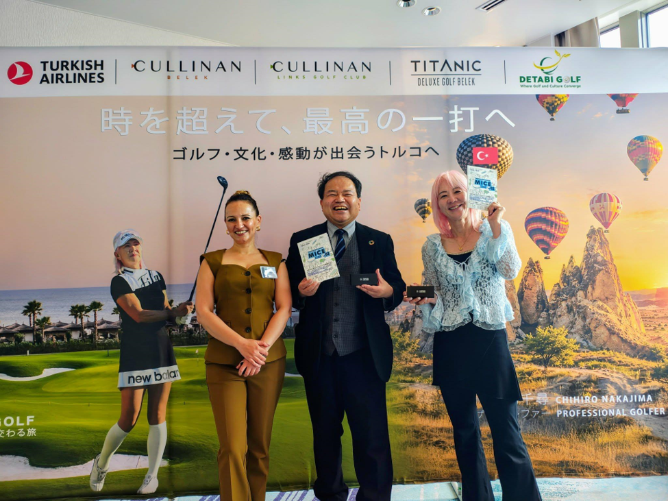 左から、DETABI TRAVEL_代表取締役　メルべ・オズキョク氏、杉﨑氏、アンバサダーを務めるプロゴルファー中嶋千尋氏