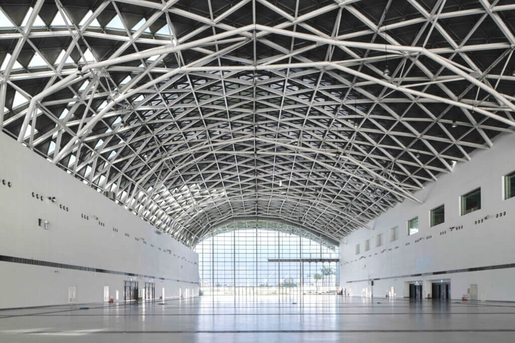 使い勝手のよい無柱空間、大きく開口する搬入口を備える
