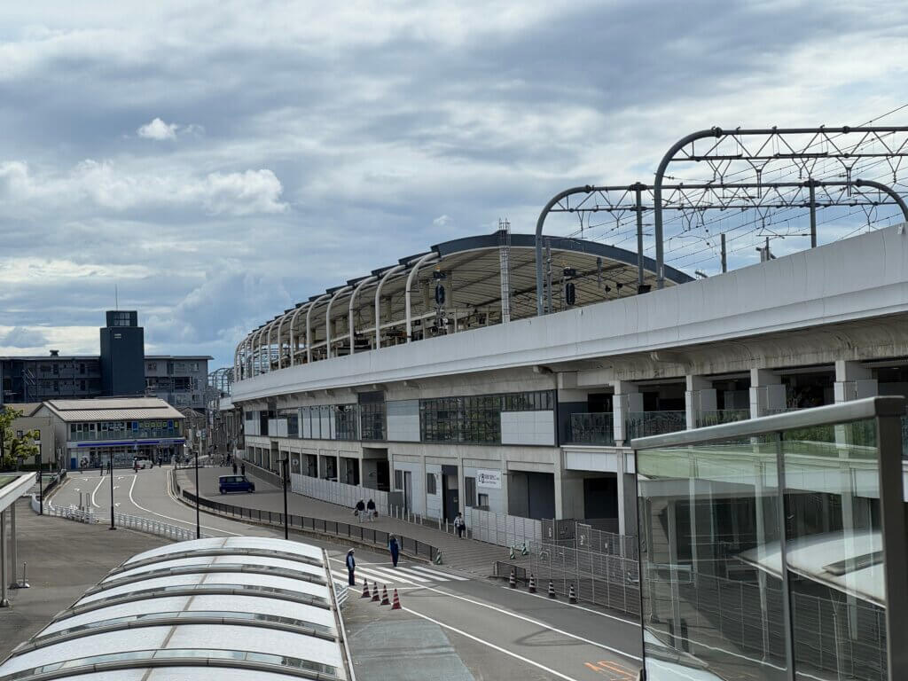 京阪淀駅。こちらも大きな屋根が覆っています。線路下部分が通路になっていて、無駄のない構造です
