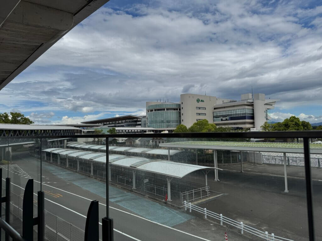 京阪淀駅から競馬場は通路でつながってます。ホームからもよく見えます