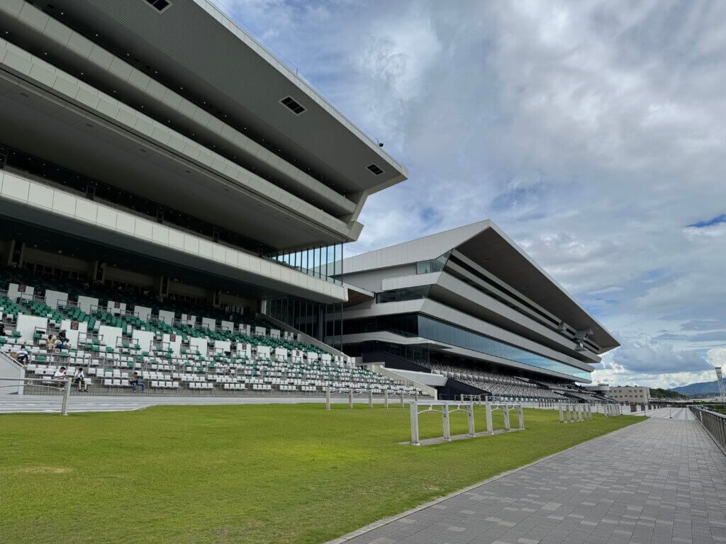 京都競馬場。ふたつのスタンドの入る建物は合わせると延床約11万7,564平米