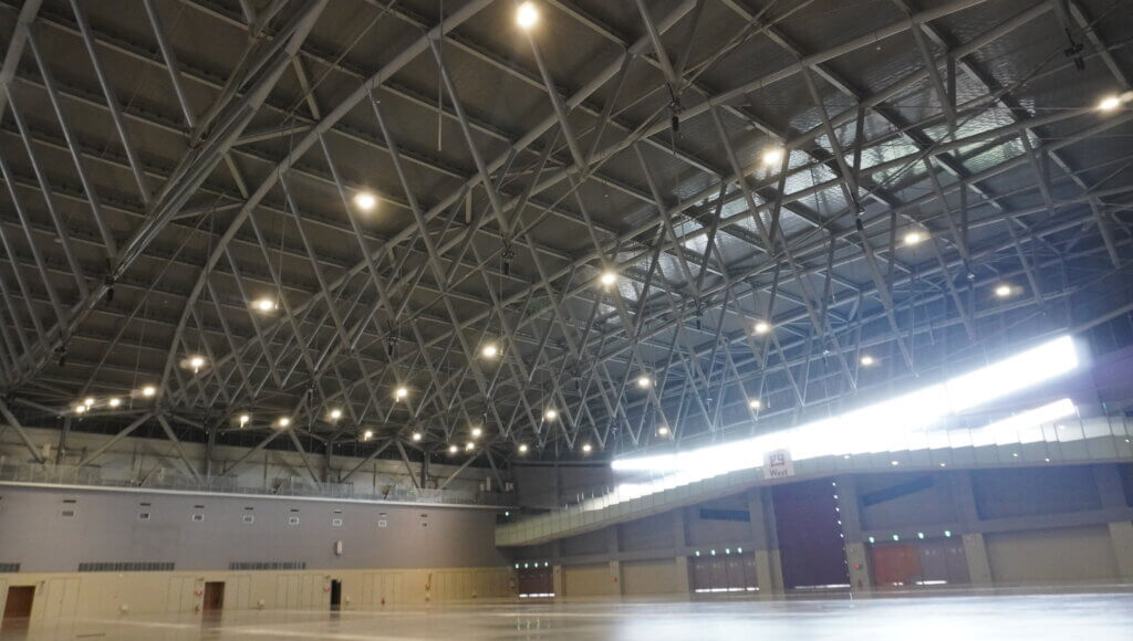 大きな無柱空間が広がる展示場