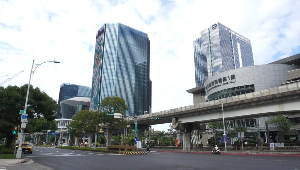 左のビルが三井ショッピングパーク ららぽーと台北南港。隣にTaiNEXの1号館があります。