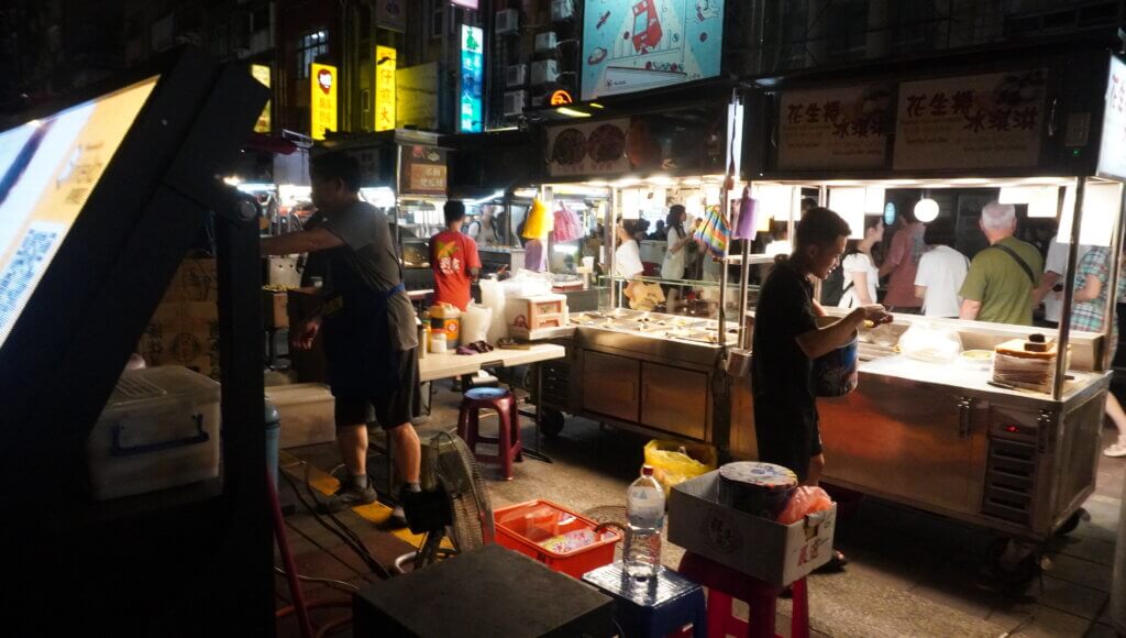 台北・寧夏夜市。地域の食文化に触れることで台湾の方の暮らしが見えてきます