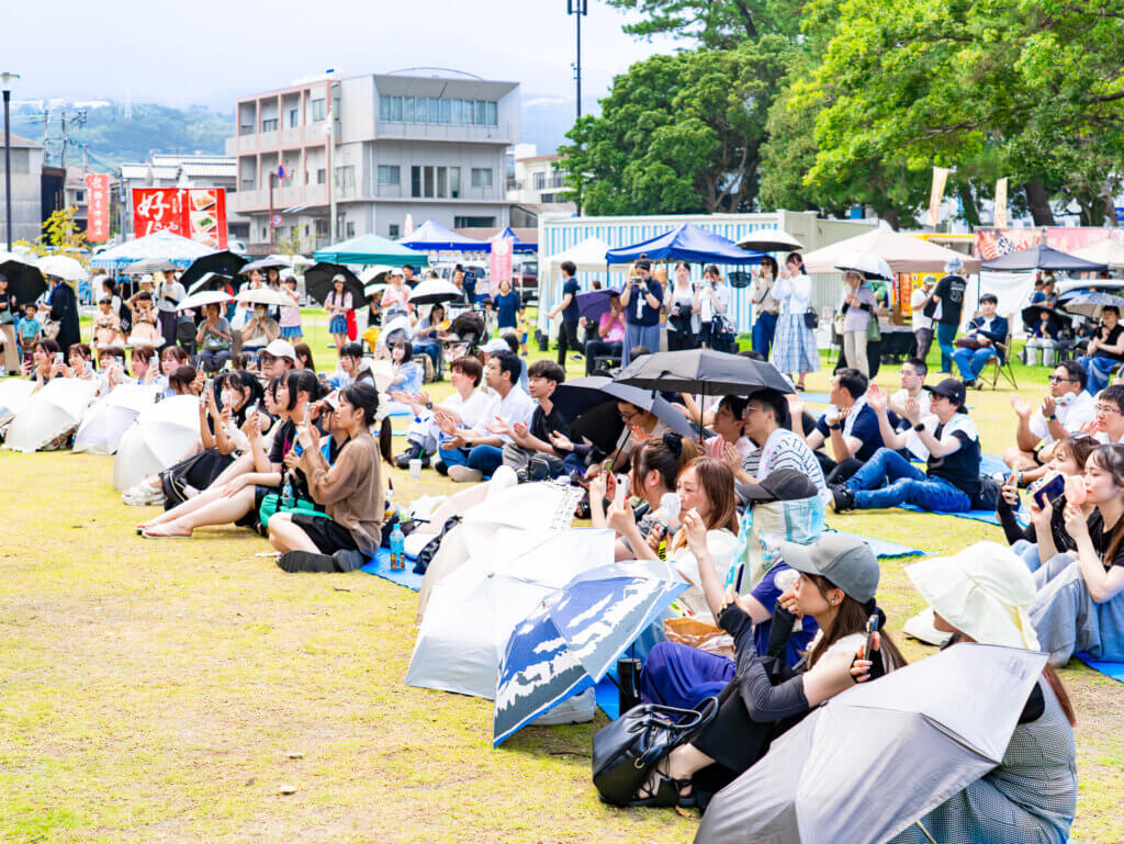 ライブパフォーマンスを楽しむ観客の様子