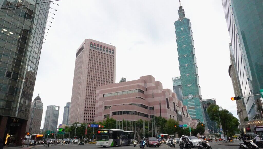 左の赤いビルがTICC、中央がTWTC、右のタワーが台北101