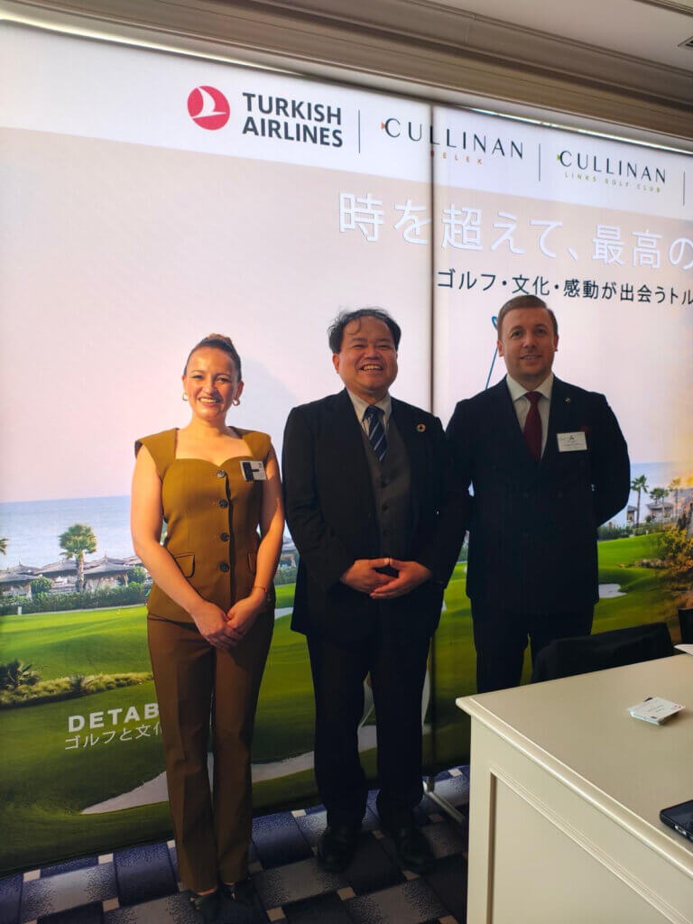 左から　DETABI TRAVEL_代表取締役　メルべ・オズキョク氏、杉﨑氏、ターキッシュエアラインズ　マーコム部長　フェリット・オゼン氏