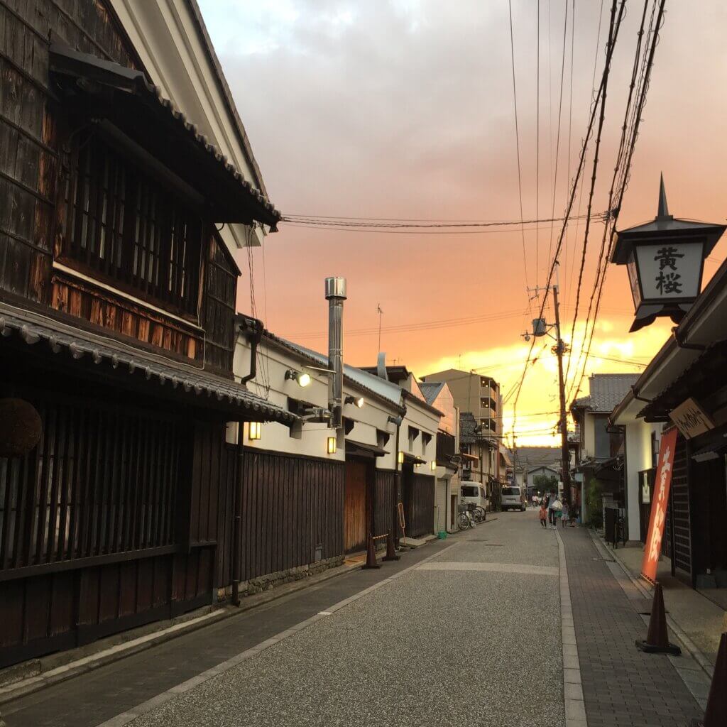 以前の事務所から歩いてスグの伏見の風景。酒蔵が並びます