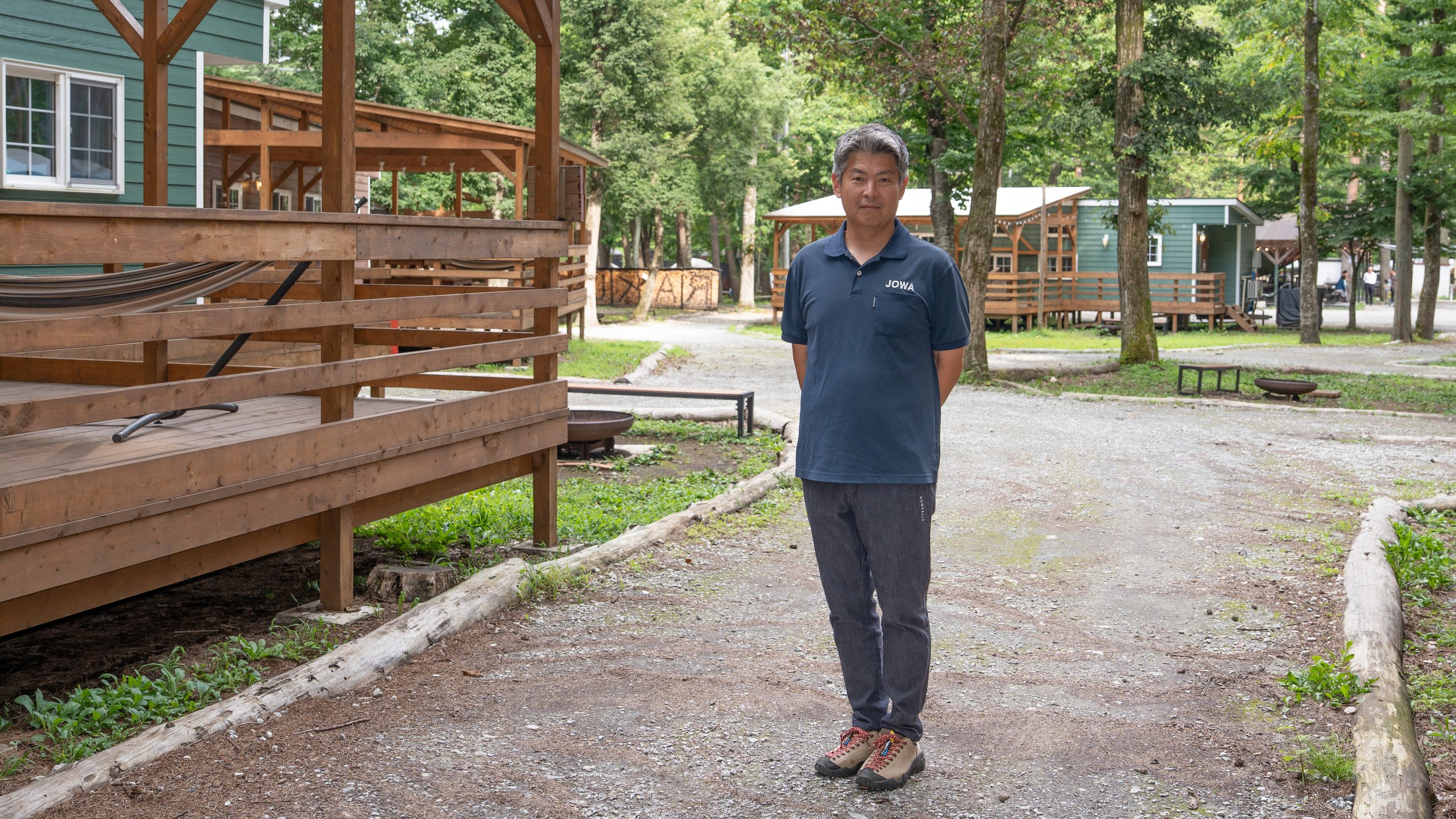 「森と湖の楽園」トレーラーハウスとJOWA田中代表(筆者撮影)