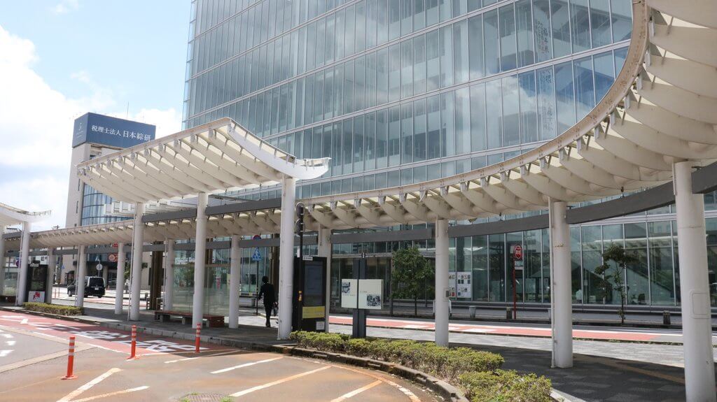 バスターミナルのすぐそばにあります