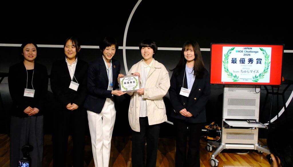 最優秀チームへの賞状授与の様子