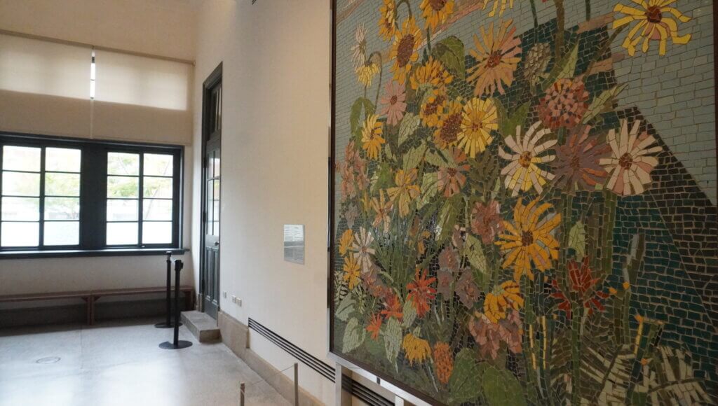 顔水龍によるモザイク壁画『熱帯植物』は美術館のシンボルです