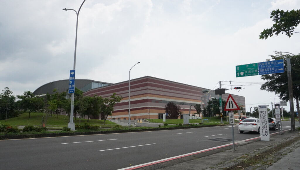 駅から歩くと、すぐにICC Tainanが見えてきます