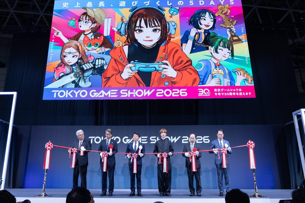 開会式テープカットの様子