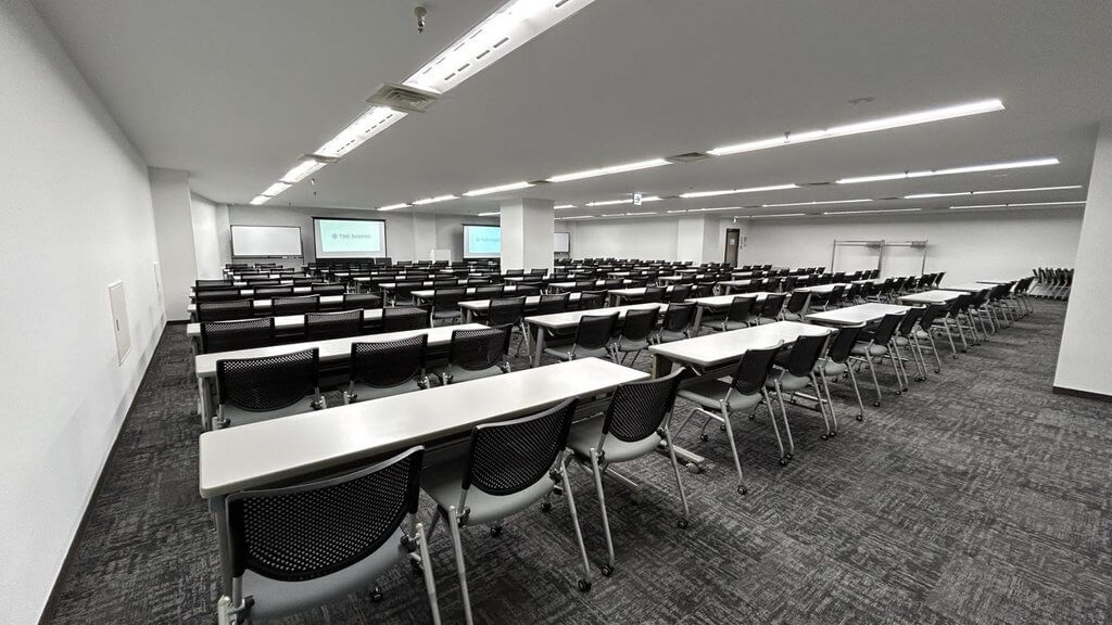 297.48㎡のワンフロアにスクール形式で最大174名