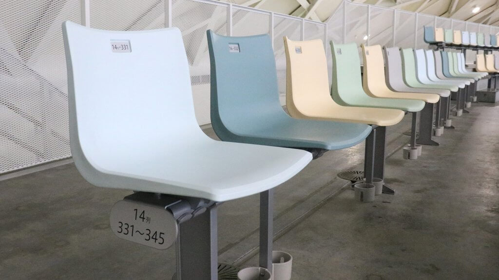 シート　ドリンクホルダー備え付け