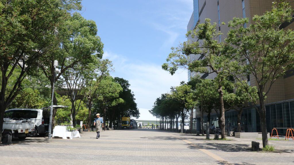 通りを抜けて…