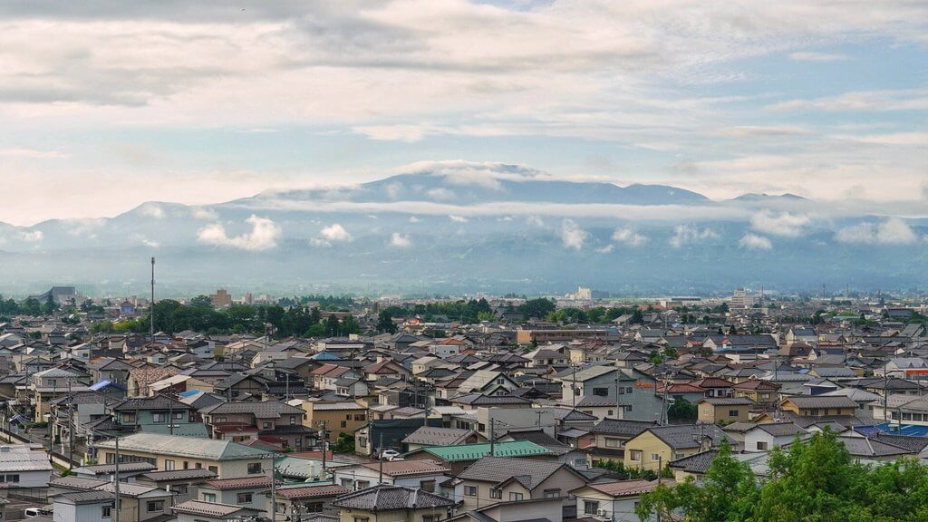 鶴岡のまちと月山