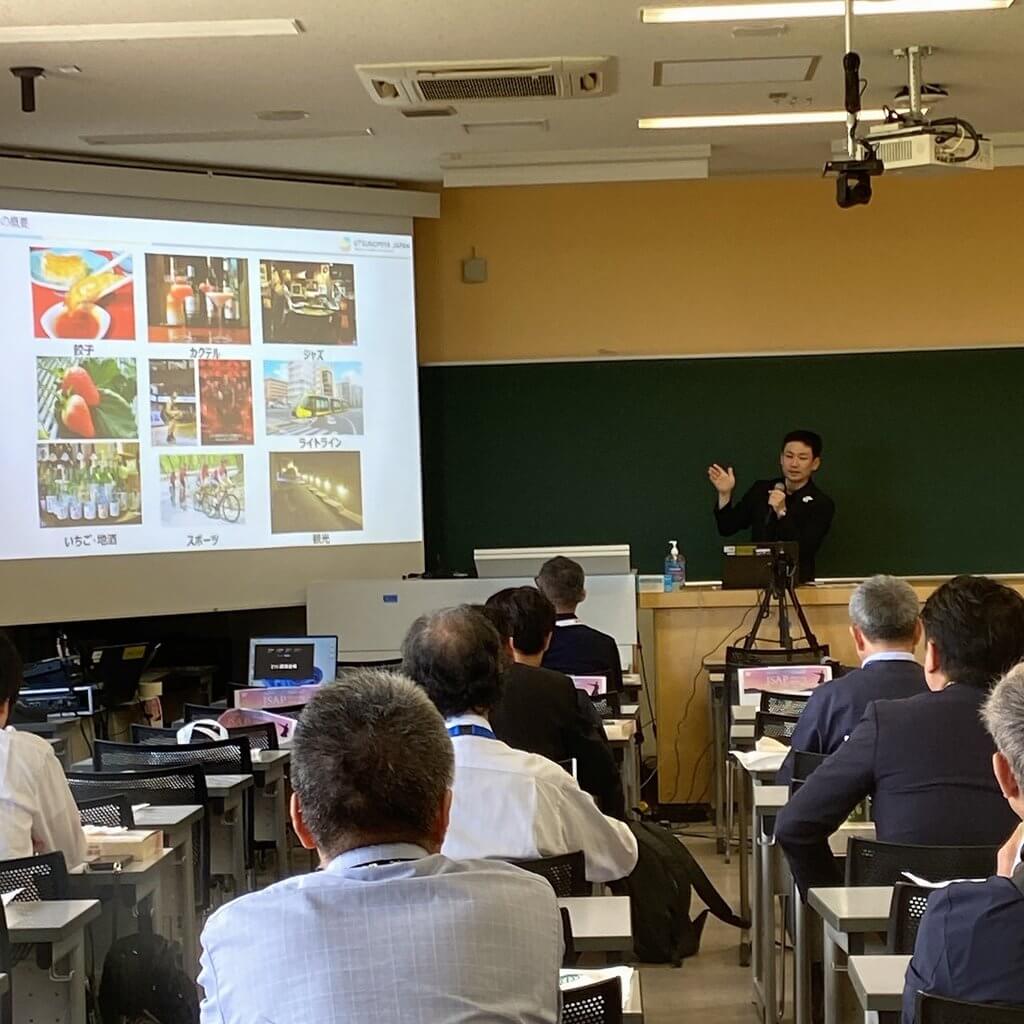 応用物理学会でプレゼンテーションをする吉野さん